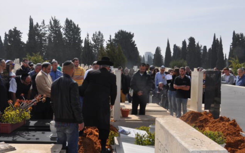 Plus de 200 Israéliens ont assisté aux funérailles de Hilde Nathan, survivante de l'Holocauste, le 27 février 2017. (Crédit : Jacob Israel/United with Israel)