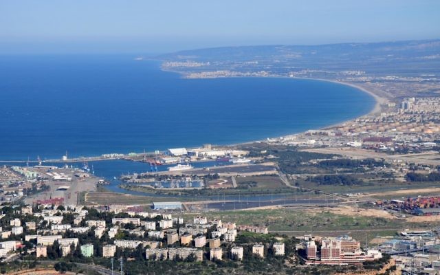 La zone industrielle de Haïfa. Le réservoir d'ammoniac est visible sur la jetée, à droite. (Crédit : Shay Levy/Flash90)