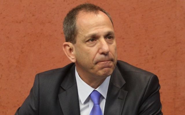 Shmuel Hauser, président de l'Autorité des titres israélienne, en 2014. (Crédit : Roni Schutzer/Flash90)