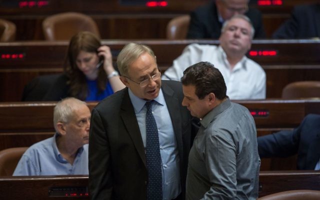 Le Premier ministre Benjamin Netanyahu, à gauche, et le dirigeant de la Liste arabe unie Ayman Odeh pendant un vote préliminaire de la loi de Régulation à la Knesset, le 7 décembre 2016. (crédit : Hadas Parush/Flash90)
