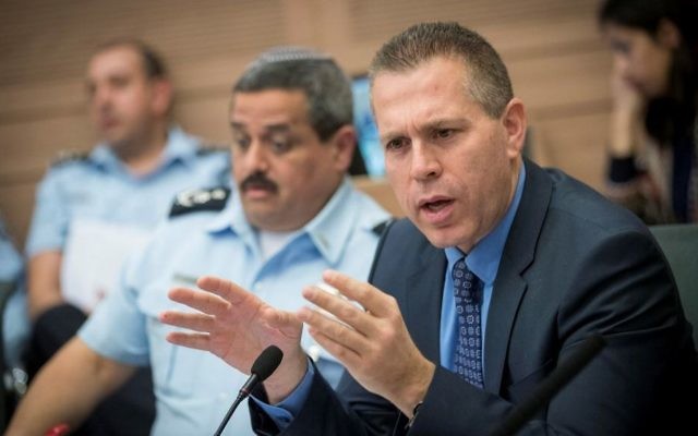Gilad Erdan, ministre de la Sécurité intérieure, et Roni Alsheich, à gauche, à la Knesset, le 12 décembre 2016. (Crédit : Yonatan Sindel/Flash90)