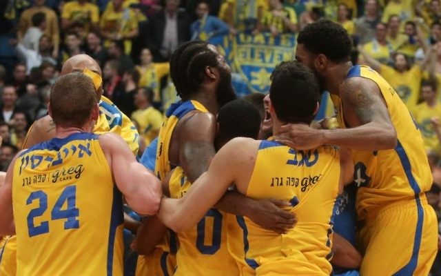L'équipe de basket-ball Maccabi Tel Aviv célèbre sa victoire contre Hapoel Jérusalem, à Jérusalem, le 17 février 2017 (Crédit : Flash90)