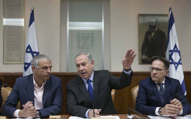 Le Premier ministre Benjamin Netanyahu, au centre, lors de la réunion hebdomadaire du cabinet à Jérusalem, le 19 février 2017. (Crédit : Olivier Fitoussi/Pool)