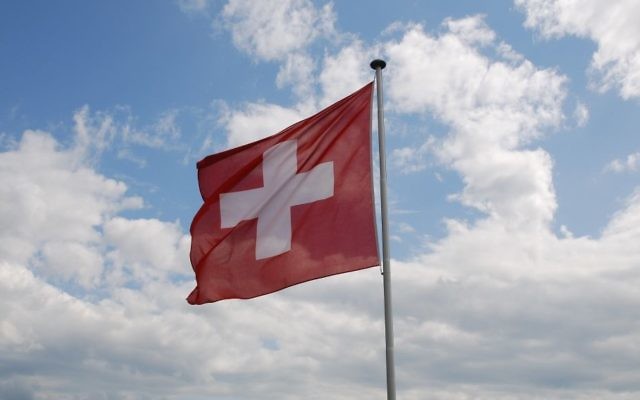 Le drapeau suisse. Illustration. (Crédit : CC BY-SA/Wikimedia Commons)