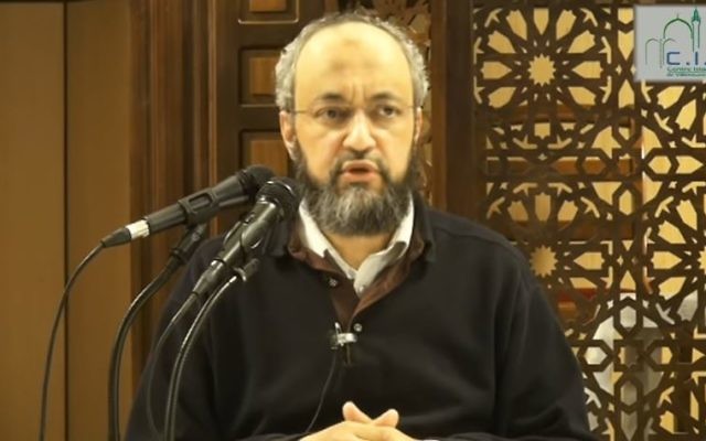 Hani Ramadan lors d'une conférence à la mosquée de Villeneuve d'Asq (Crédit : capture d'écran/Youtube)