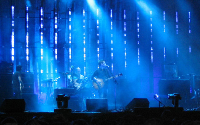 Radiohead au festival de musique Coachella en 2004. (Crédit : CC BY SA/Wikipedia)