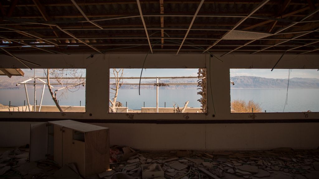 La mer Morte vue depuis un restaurant abandonné de la plage publique du kibboutz Ein Gedi, le 3 janvier 2017. (Crédit : Luke Tress/Times of Israël)