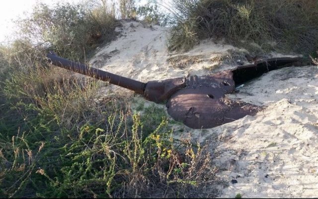 Un tank, qui serait plus ancien que la fondation d'Israël en 1948, a été retrouvé dans les dunes de sable de la réserve naturelle de Nitzanim, dans le sud du pays, en février 2017. (Crédit : police israélienne)