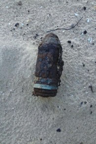 Un obus retrouvé dans les dunes de sable de la réserve naturelle de Nitzanim, dans le sud du pays, en février 2017. (Crédit : police israélienne)