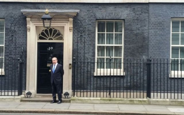 Le Premier ministre Benjamin Netanyahu devant l'entrée du 10 Downing Street, résidence officielle de son homologue britannique Theresa May, à Londres, le 6 février 2017. (Crédit : Raphael Ahren/Times of Israël)