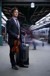 Le violoniste Yevgeny Kutik sur une photo promotionnelle (Crédit : Corey Hayes)