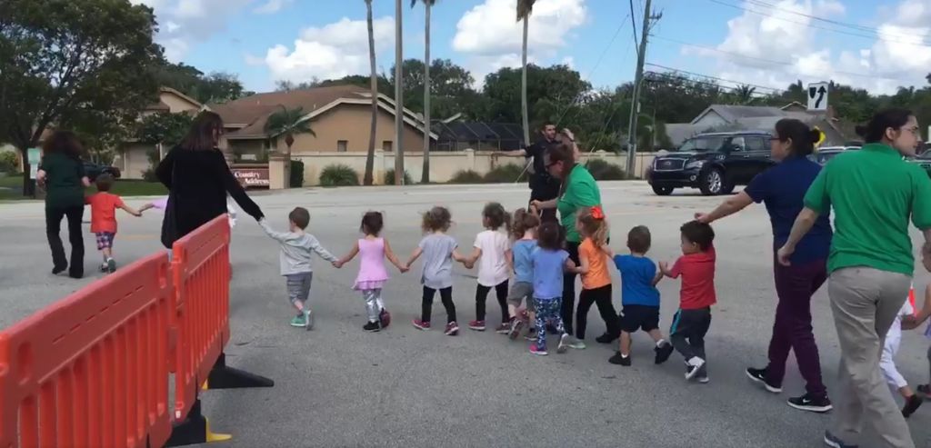 Evacuation des élèves et des employés d'une école juive pour une menace à la bombe à Davie, en Floride, le 27 février 2017. (Crédit : capture d'écran Twitter/Erica Rakow)