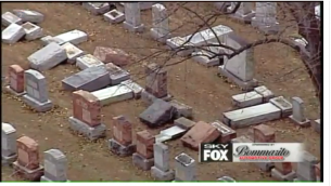 Les pierres tombales vandalisées du cimetière juif Chesed Shel Emeth, près de St. Louis, le 20 février 2017. (Crédit : capture d'écran FOX2NEWS via JTA)