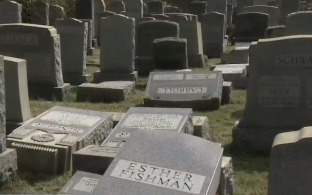 Pierres tombales profanées au cimetière juif de Philadelphie, le 26 février 2017. (Crédit : capture d'écran ABC)