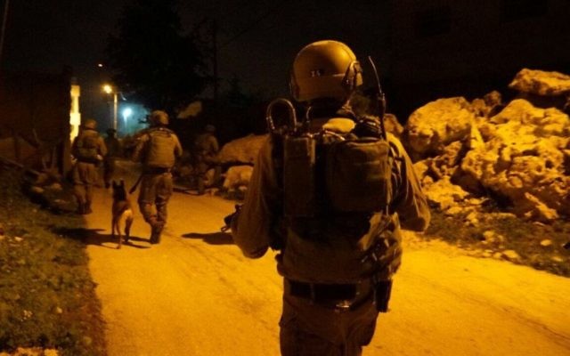 Soldats israéliens pendant une opération d'arrestation dans le centre de la Cisjordanie, le 23 février 2017. Illustration. (Crédit : unité des porte-paroles de l'armée israélienne)