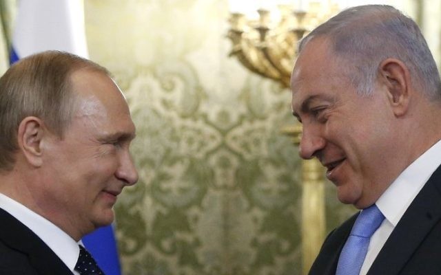 Le président russe Vladimir Poutine, à gauche, avec le Premier ministre Benjamin Netanyahu, au Kremlin, à Moscou, le 7 juin 2016. (Crédit : Maxim Shipenkov/Pool/AFP)