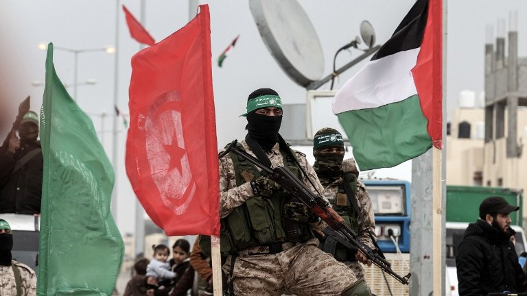 Membres de la branche armée du Hamas, les brigades Ezzedine al-Qassam, à Rafah, dans le sud de la bande de Gaza, le 31 janvier 2017. (Crédit : Saïd Khatib/AFP)