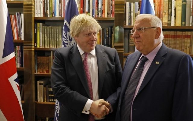 Boris Johnson, secrétaire d'Etat britannique, et le président Reuven Rivlin à Jérusalem, le 8 mars 2017. (Crédit : Ronen Zvulun/Pool/AFP)