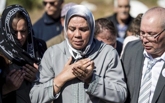 Latifa Ibn Ziaten, au centre, présidente de l'association IMAD et mère d'Imad Ibn Ziaten, soldat français assassiné par Mohamed Merah en 2012, pendant la cérémonie d'hommage à son fils, au Maroc, à M'diq, le 11 mars 2017. (Crédit : Fadel Senna/AFP)