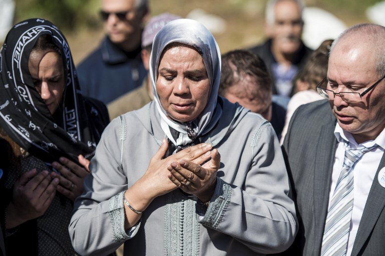 Latifa Ibn Ziaten, au centre, présidente de l'association IMAD et mère d'Imad Ibn Ziaten, soldat français assassiné par Mohamed Merah en 2012, pendant la cérémonie d'hommage à son fils, au Maroc, à M'diq, le 11 mars 2017. (Crédit : Fadel Senna/AFP)