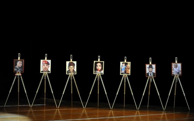 Les portraits des sept victimes – Imad Ibn Ziaten, Abel Chennouf, Mohamed Legouad, Gabriel Sandler, Aryeh Sandler, Myriam Monsonégo et Jonathan Sandler – de Mohamed Merah pendant une cérémonie de commémoration organisée par le CRIF à Toulouse, le 19 mars 2014. (Crédit : Rémy Gabalda/AFP)