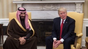 Le président américain Donald Trump et le vice-prince héritier saoudien Mohammed ben Salmane, qui est aussi ministre de la Défense, dans le Bureau ovale de la Maison Blanche, le 14 mars 2017. (Crédit : Nicholas Kamm/AFP)