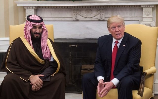 Le président américain Donald Trump et le prince héritier saoudien Mohammed ben Salmane, qui est aussi ministre de la Défense, dans le Bureau ovale de la Maison Blanche, le 14 mars 2017. (Crédit : Nicholas Kamm/AFP)