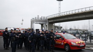Des policiers français sécurisent la zone du Terminal Sud de l'aéroport d'Orly après une tentative d'attaque terroriste, le 18 mars 2017. (Crédit : Benjamin Cremel/AFP)