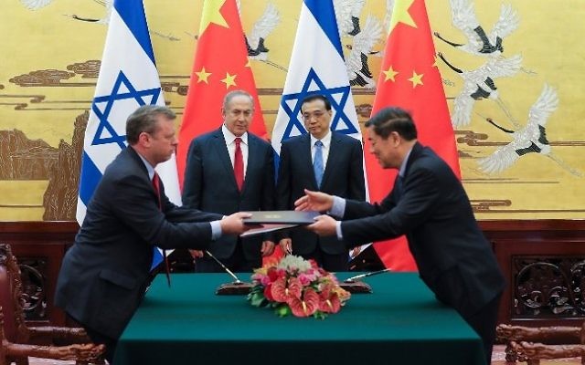 Le Premier ministre chinois Li Keqiang, 2e à droite, et le Premier ministre Benjamin Netanyahu, 2e à gauche, au Palais de l'Assemblée du Peuple, à Pékin, le 20 mars 2017. (Crédit : Lintao Zhang/Pool/AFP)