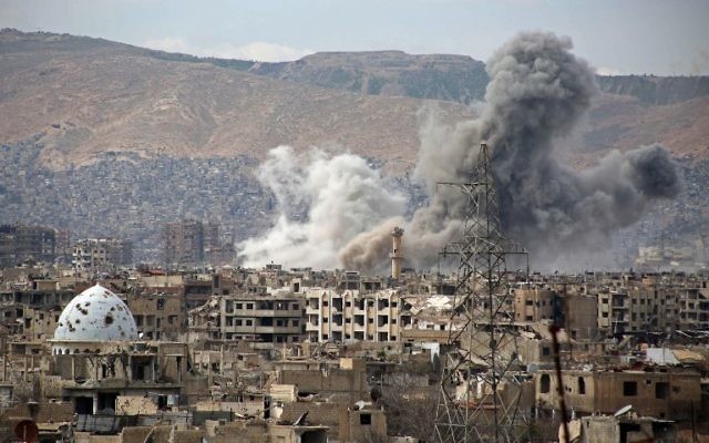 Vue générale du quartier rebelle de Jobar, à l'est de la capitale syrienne Damas, après une frappe aérienne, le 21 mars 2017. (Crédit : Ammar Suleiman/AFP)