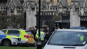 Policiers armés déployés devant Carriages Gate, l'une des entrée du Parlement en plein cœur de Londres, après une attaque terroriste, le 22 mars 2017. (Crédit : Daniel Leal-Olivas/AFP)