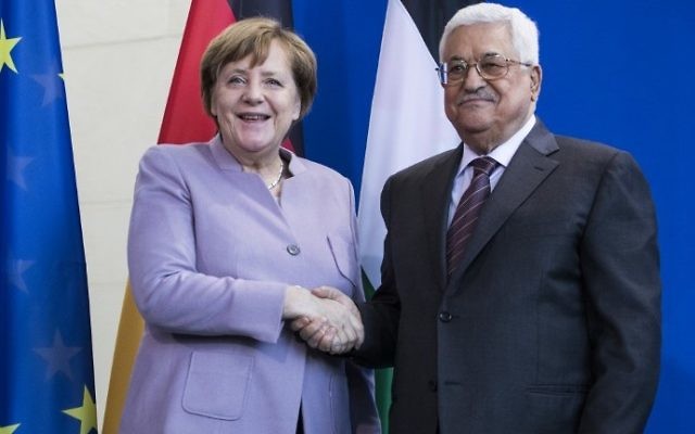 La chancelière allemande Angela Merkel et le président de l'Autorité palestinienne Mahmoud Abbas se serrent la main à l'issue d'une conférence de presse à Berlin, le 24 mars 2017  (Crédit :  Odd Andersen/ AFP Photo)