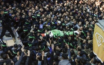 Le corps de Mazen Foqaha, responsable du Hamas, pendant ses funérailles, est porté par les membres des brigades Ezzedine al-Qassam, la branche armée du Hamas, à Gaza Ville, le 25 mars 2017. (Crédit : Mahmud Hams/AFP)