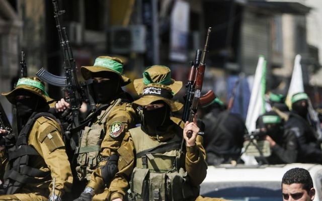 Des membres de la branche armée du Hamas pendant les funérailles de Mazen Foqaha à Gaza Ville, le 25 mars 2017. (Crédit : Mahmud Hams/AFP)