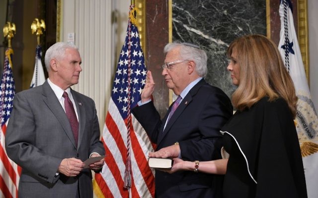 Le vice-président américain Mike Pence, à gauche, fait prêter serment à David Friedman, au centre, nouvelle ambassadeur des Etats-Unis en Israël, en présence de son épouse Tammy, à Washington, D.C., le 29 mars 2017. (Crédit : Mandel Ngan/AFP)
