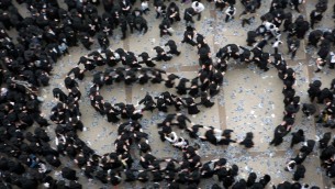 Des centaines de manifestants ultra-orthodoxes se sont rassemblés le 2 mars 2014 à Jérusalem pour protester contre l'enrôlement militaire. (Crédit : AFP/Menahem Kahana)