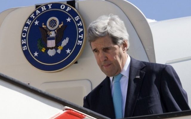 Le secrétaire d'Etat américain John Kerry arrive à Amman, capitale de la Jordanie, le 26 mars 2014 (Crédit :  Jacquelyn Martin-Pool/AFP)