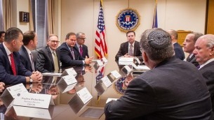 Les dirigeants de la communauté juive américaine et le directeur du FBI, James Comey, le 3 mars 2017. (Crédit : Association des centres communautaires juifs d'Amérique du Nord)