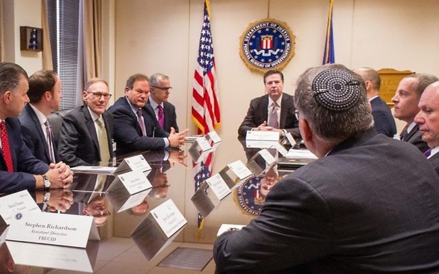 Les dirigeants de la communauté juive américaine et le directeur du FBI, James Comey, le 3 mars 2017. (Crédit : Association des centres communautaires juifs d'Amérique du Nord)