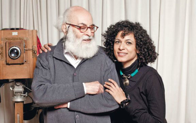 Adolfo Kaminsky avec sa fille et sa biographe Sarah Kaminsky. (Crédit : Amit Israeli)