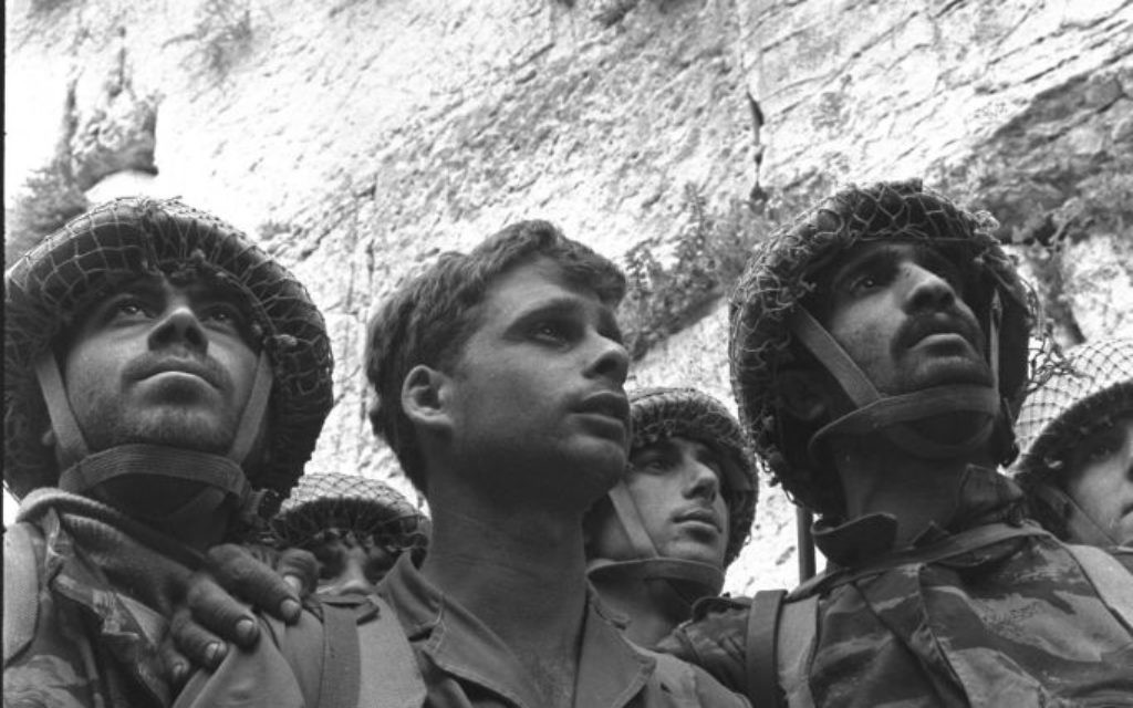 L'emblématique cliché de trois parachutistes après la reconquête du mur Occidental, en juin 1967. (Crédit : David Rubinger/collection de la Knesset)