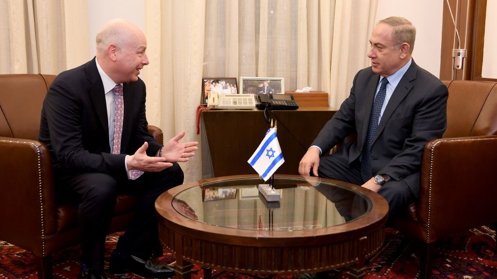 Jason Greenblatt, conseiller du président américain Donald Trump, et le Premier ministre Benjamin Netanyahu, à Jérusalem, le 13 mars 2017. (Crédit : Matty Stern/ambassade américaine de Tel Aviv)