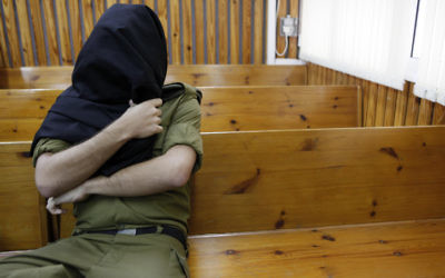 Photo d'illustration d'un soldat de l'armée israélienne dans un tribunal militaire (Crédit : Tsafrir Abayov/Flash90)