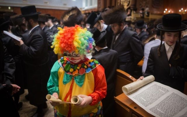 Hommes et enfants ultra-orthodoxes pendant la lecture du livre d'Esther, qui raconte l'histoire de la fête juive de Pourim, dans une yeshiva de Jérusalem, le 24 mars 2016. (Crédit : Yonatan Sindel/Flash90)