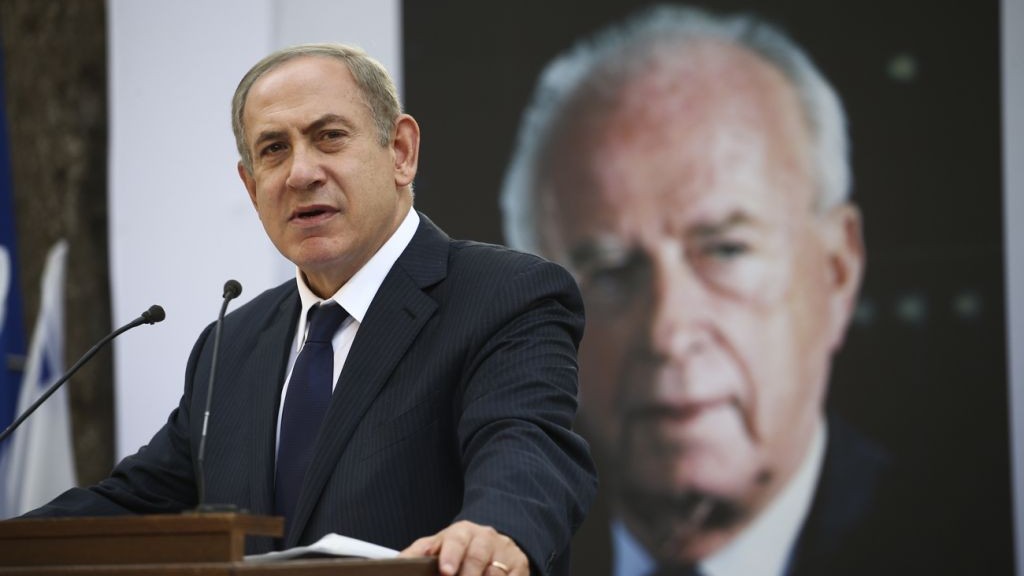 Le Premier ministre Benjamin Netanyahu s'exprime lors d'un service commémorant la mémoire de Yitzhak Rabin à l'occasion du 21ème anniversaire de son assassinat au cimetière du Mont Herzl de Jérusalem, le 13 novembre 2016. (Crédit : Ohad Zwigenberg/POOL)