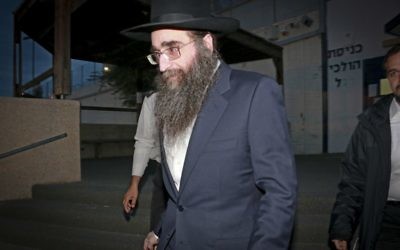 Le rabbin Yoshiyahou Pinto à sa sortie de prison, le 25 janvier 2017. (Crédit : Roy Alima/Flash90)