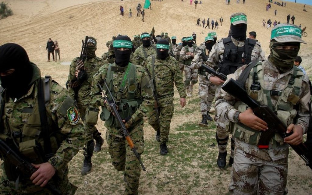 Des membres des Brigades Ezzedine al-Qassam, la branche armée du mouvement terroriste palestinien du  Hamas, pendant une commémoration dans la ville de Rafah, dans le sud de la bande de Gaza, le 31 janvier 2017. (Crédit : Abed Rahim Khatib/Flash90)