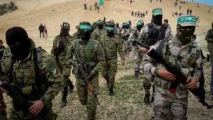 Des membres des Brigades Ezzedine al-Qassam, la branche armée du mouvement terroriste palestinien du  Hamas, pendant une commémoration dans la ville de Rafah, dans le sud de la bande de Gaza, le 31 janvier 2017. (Crédit : Abed Rahim Khatib/Flash90)