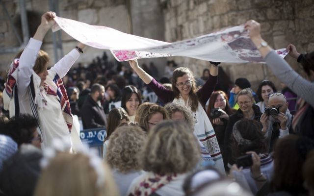 Les membres du mouvement des Femmes du mur pendant leur service de prière mensuel au Mur occidental dans la Vieille Ville de Jérusalem, le 27 février 2017 (Crédit : Hadas Parush / Flash90)