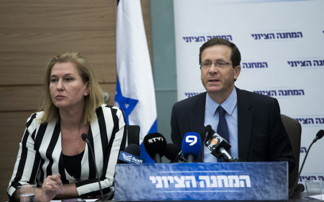 Isaac Herzog et Tzipi Livni pendant la réunion du groupe parlementaire de l'Union sioniste à la Knesset, le 27 février 2017. (Crédit : Yonatan Sindel/Flash90)